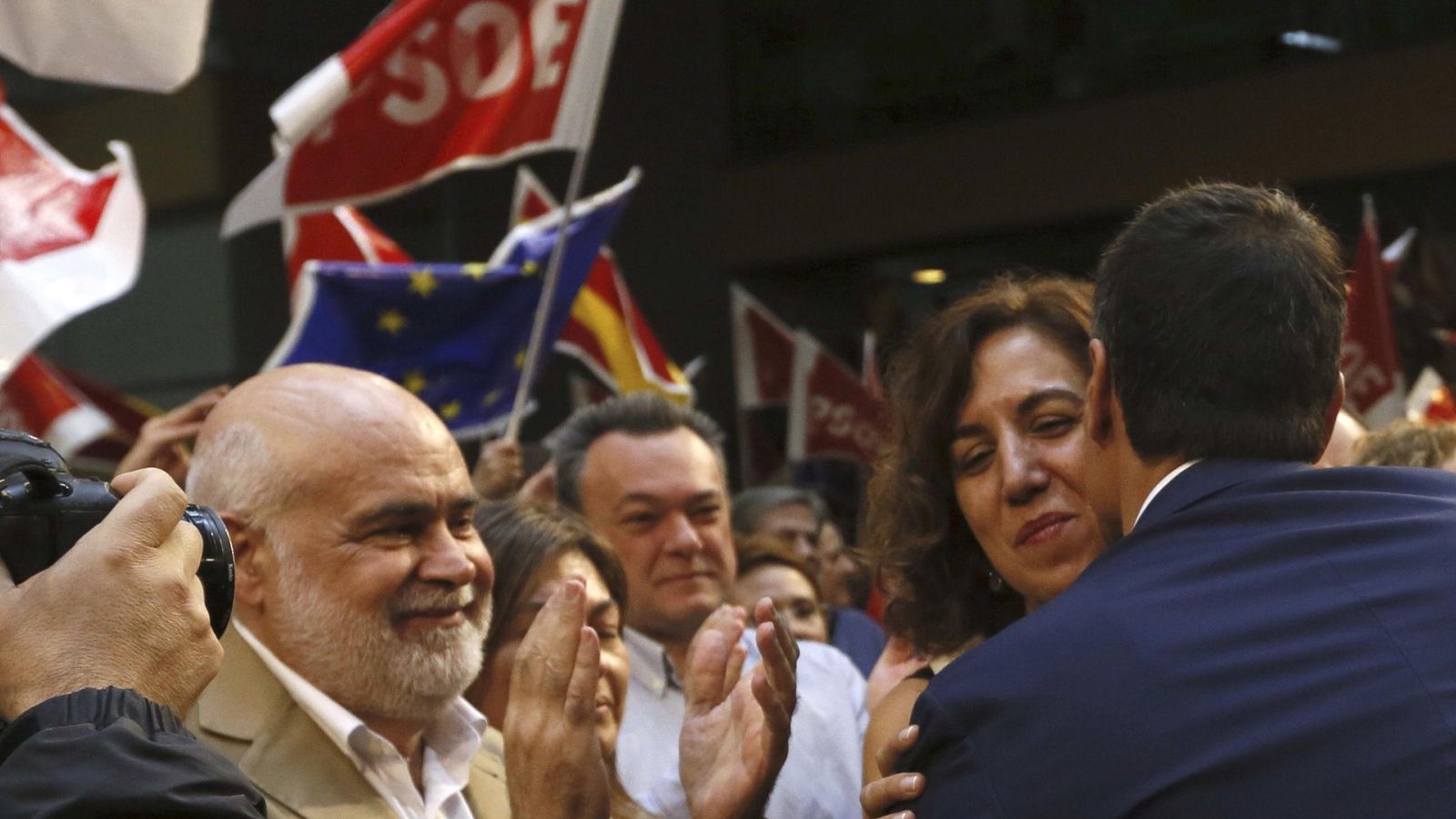 Foto: Irene Lozano y Pedro Sánchez se saludan durante el acto de presentación de las candidaturas del 20-D, el pasado 18 de octubre en el polideportivo Magariños de Madrid. (EFE)