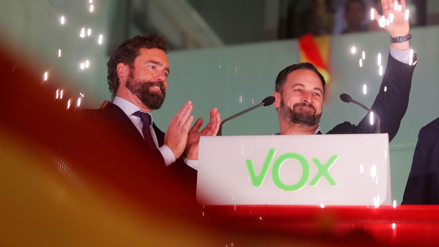 Espinosa de los Monteros (i) y Santiago Abascal (d) en la celebración de los resultados electorales. (Reuters)