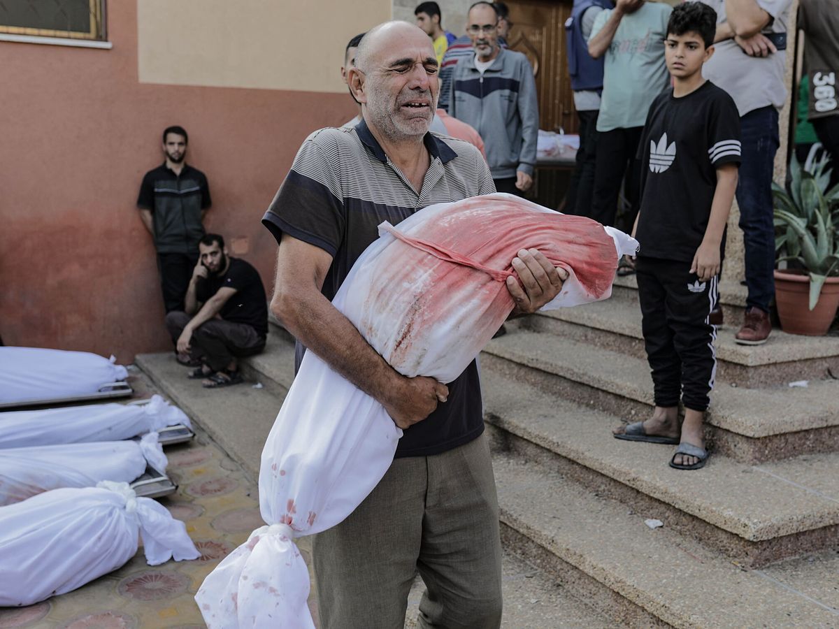 Foto: Familiares de palestinos asesinados durante la actual escalada del conflicto entre Israel y Hamás lloran junto a sus cuerpos en el Hospital Nasser de Khan Yunis. (EFE/Haitham Imad)