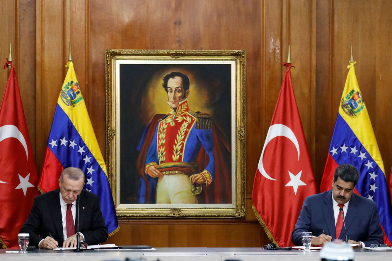 El presidente turco Recep Tayyip Erdogan y el venezolano Nicolás Maduro firman una serie de acuerdos en Caracas, Venezuela, el 3 de diciembre de 2018. (Reuters)