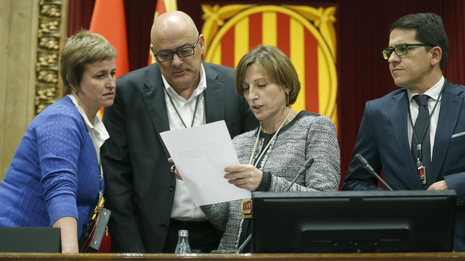 Foto: La presidenta del Parlament de Cataluña, Carme Forcadell, con diputados durante la sesión constitutiva de las nuevas cortes. (EFE)