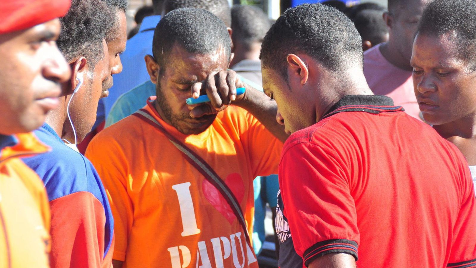 Foto: Parientes de los pasajeros del avión siniestrado en Papúa (Reuters)