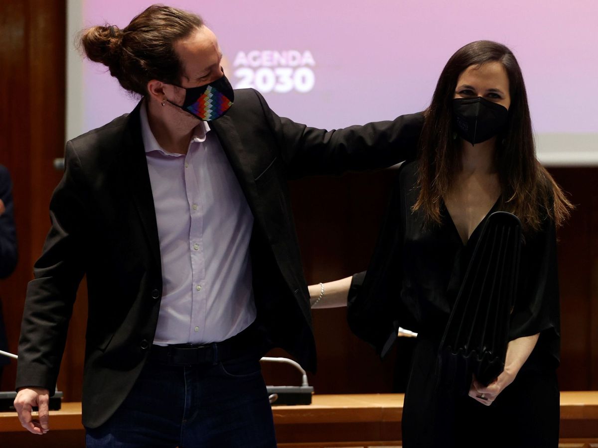 Foto: Pablo Iglesias y la ministra de Derechos Sociales y Agenda 2030, Ione Belarra (d), durante su traspaso de cartera. (EFE)