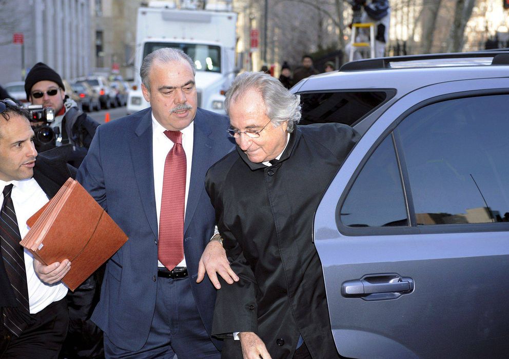 Foto: Madoff, con abrigo negro, a su llegada a una de las sesiones en la Corte Federal en enero de 2009
