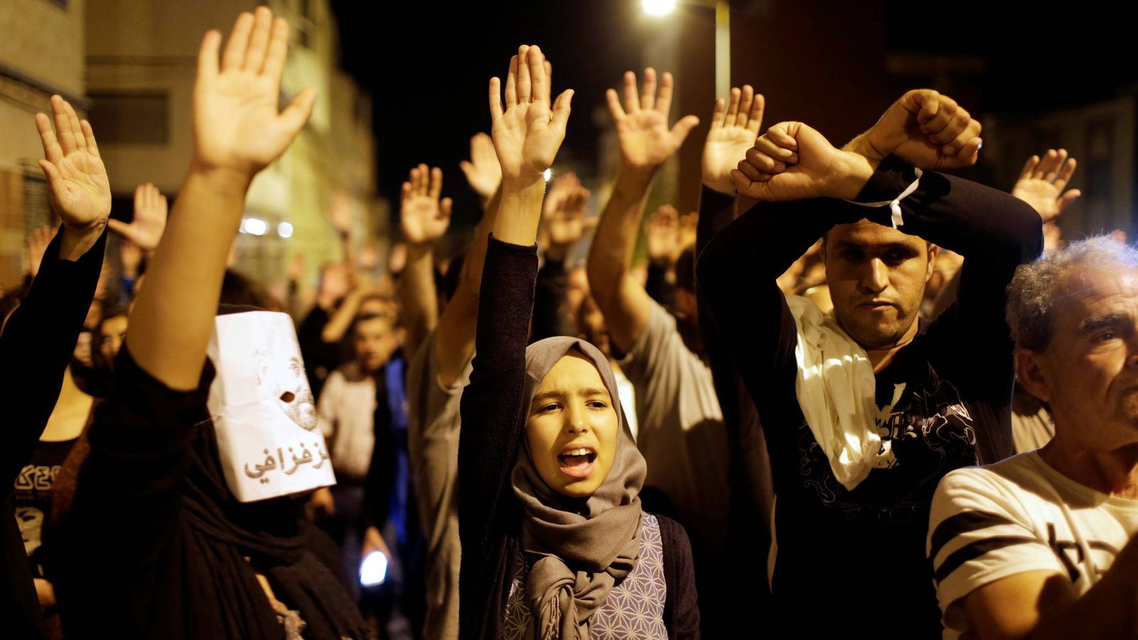 Foto: Marroquíes en una protesta contra los abusos policiales en Alhucemas. (Reuters)