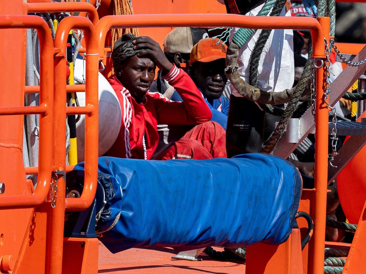 Foto: Imagen de archivo del rescate de varios inmigrantes en aguas de Canarias. (EFE/Quique Curbelo)