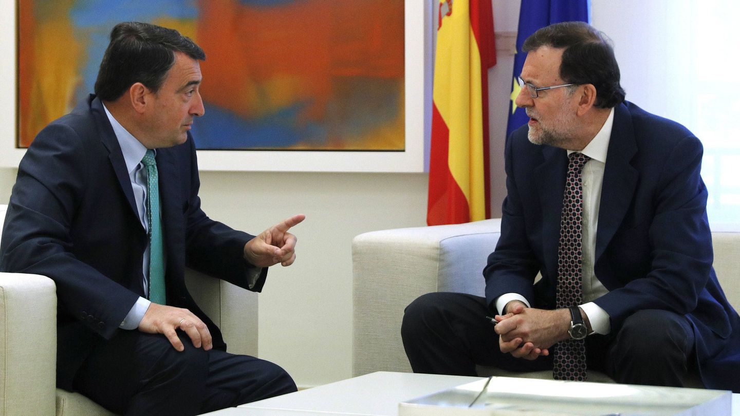 El presidente del Gobierno, Mariano Rajoy, con el portavoz del PNV en el Congreso, Aitor Esteban. (EFE)