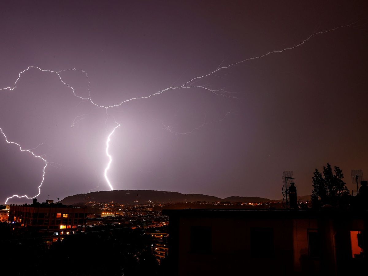 Foto: Imagen de archivo de una tormenta. (EFE/Javier Etxezarreta)