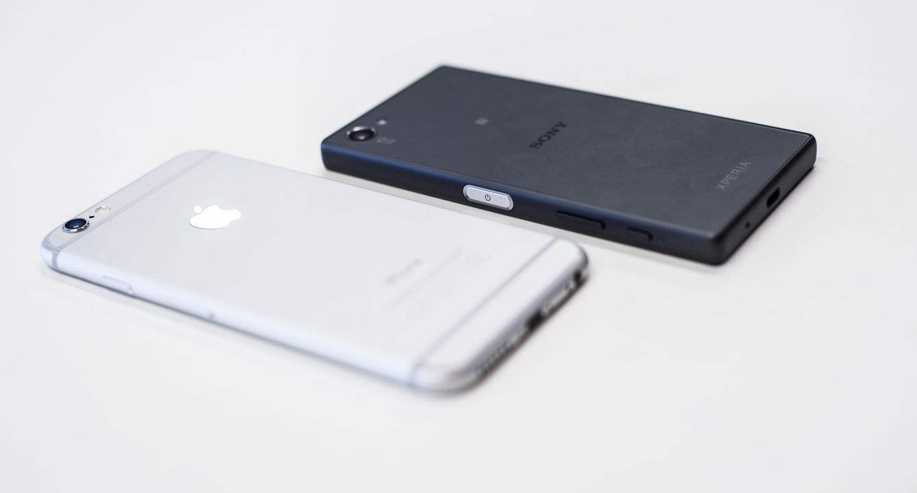 Xperia Z5 Compact comparado con un iPhone 6. (Daniel Muñoz)