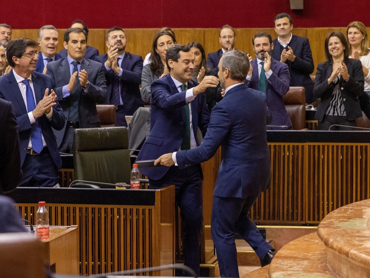 Foto: El presidente andaluz, Juanma Moreno (c), junto al vicepresidente Juan Marín (i), y el grupo parlamentario popular, felicitan al consejero de Hacienda, Juan Bravo. (EFE)
