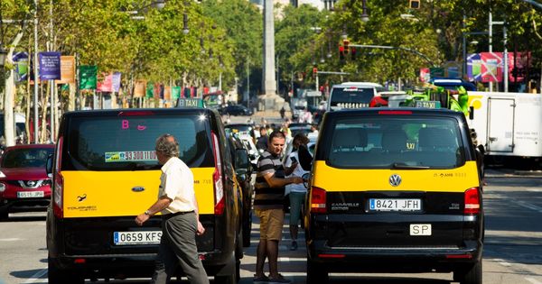 Foto: Los taxistas de Barcelona mantienen las concentraciones en el centro de la ciudad con motivo de la huelga. (EFE)