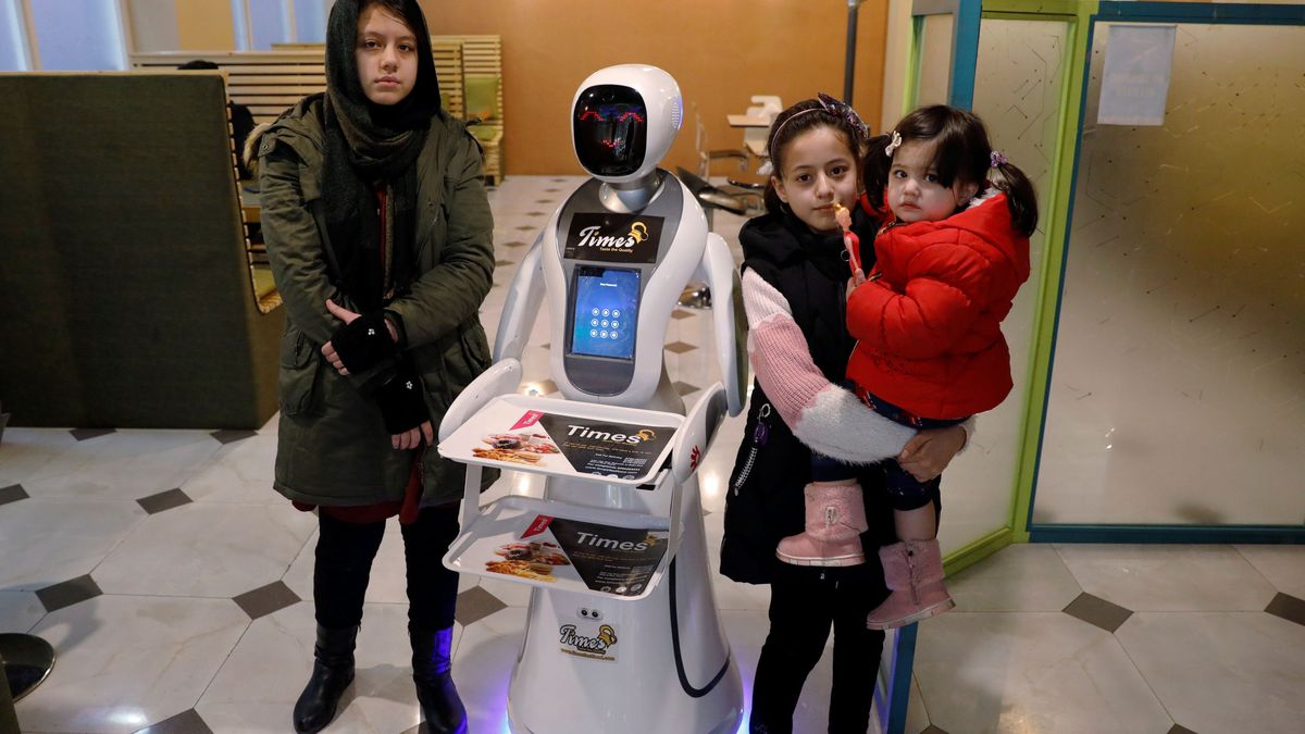 La camarera robot políglota que sirve comida rápida en Afganistán