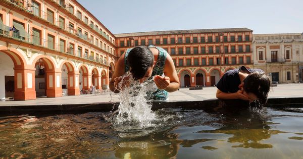 Foto: Unos niños se refrescan en una fuente en Córdoba. (EFE)
