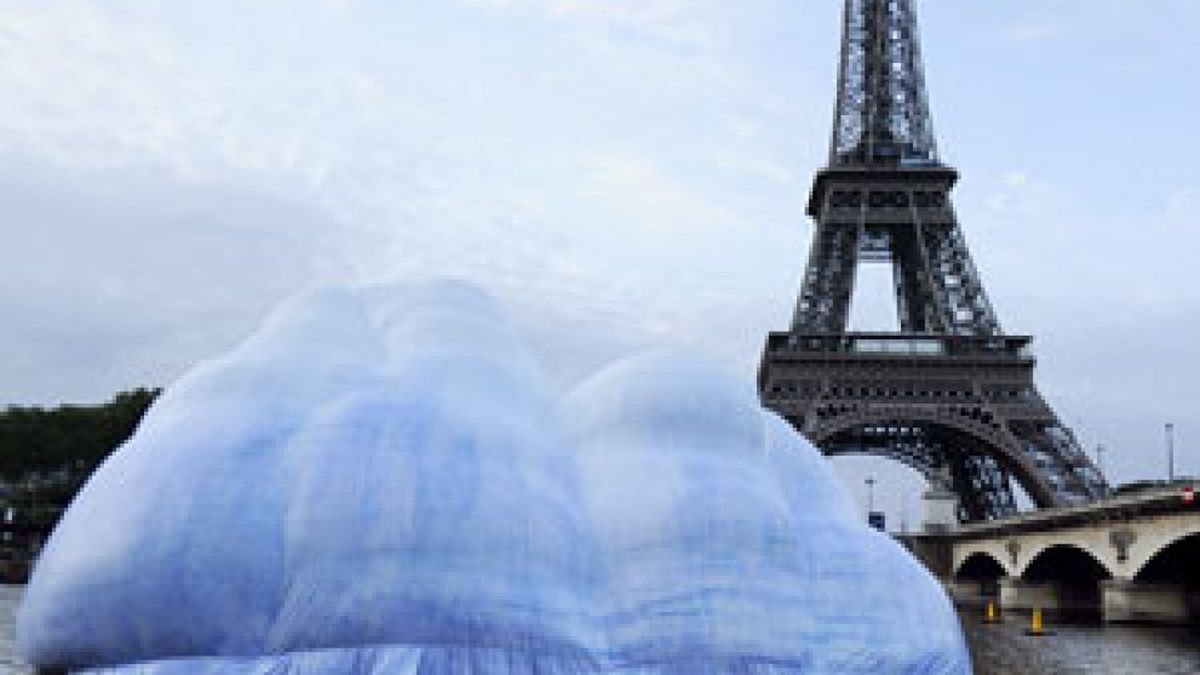 Un iceberg en el Sena, una singular protesta contra el cambio climático
