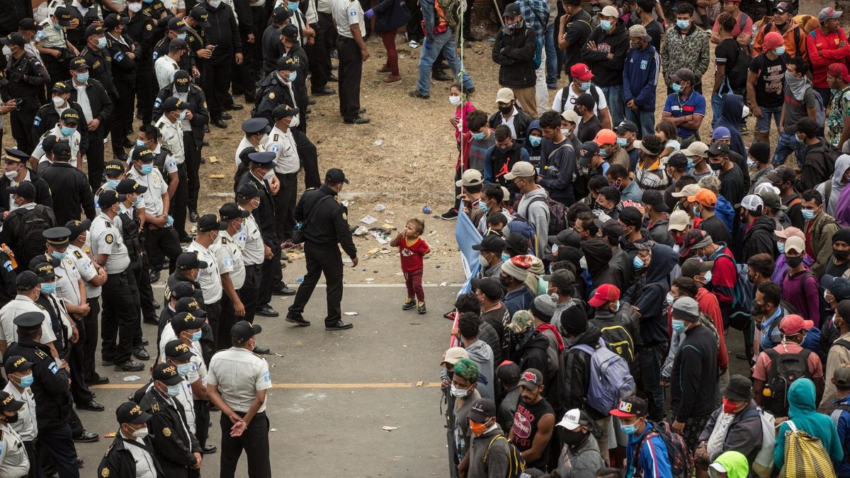 Siguen los enfrentamientos entre la caravana de migrantes y la Policía de Guatemala