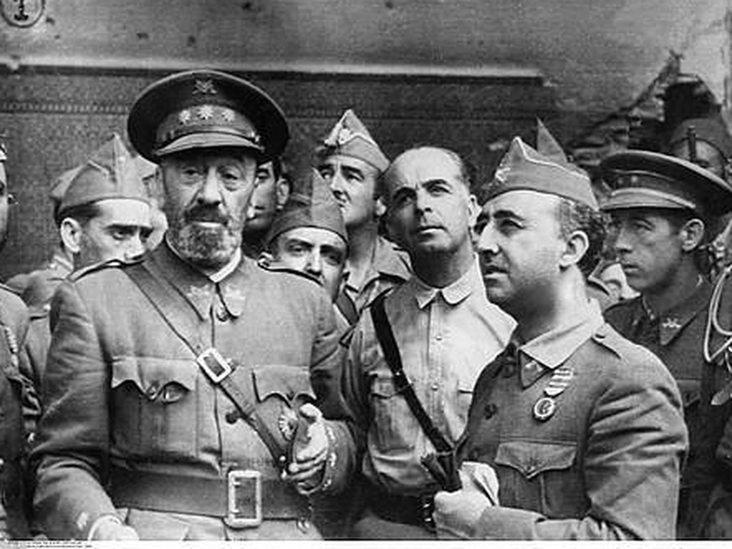 El coronel José Moscardó, el general Varela y Franco el día de la liberación del Alcázar.