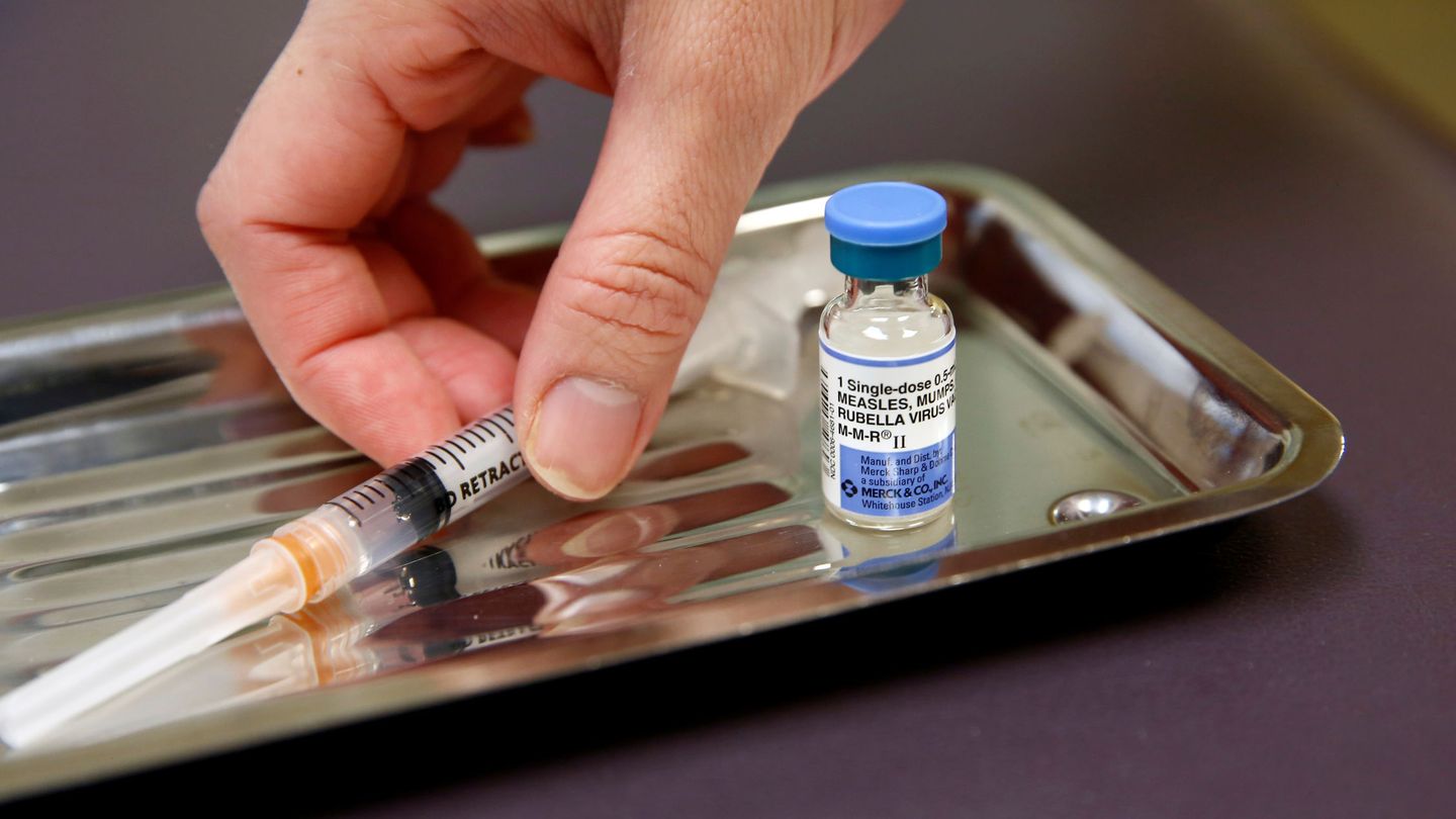 Un vial de vacuna triple vírica, contra el sarampión, las paperas o parotiditis y la rubéola (Reuters)