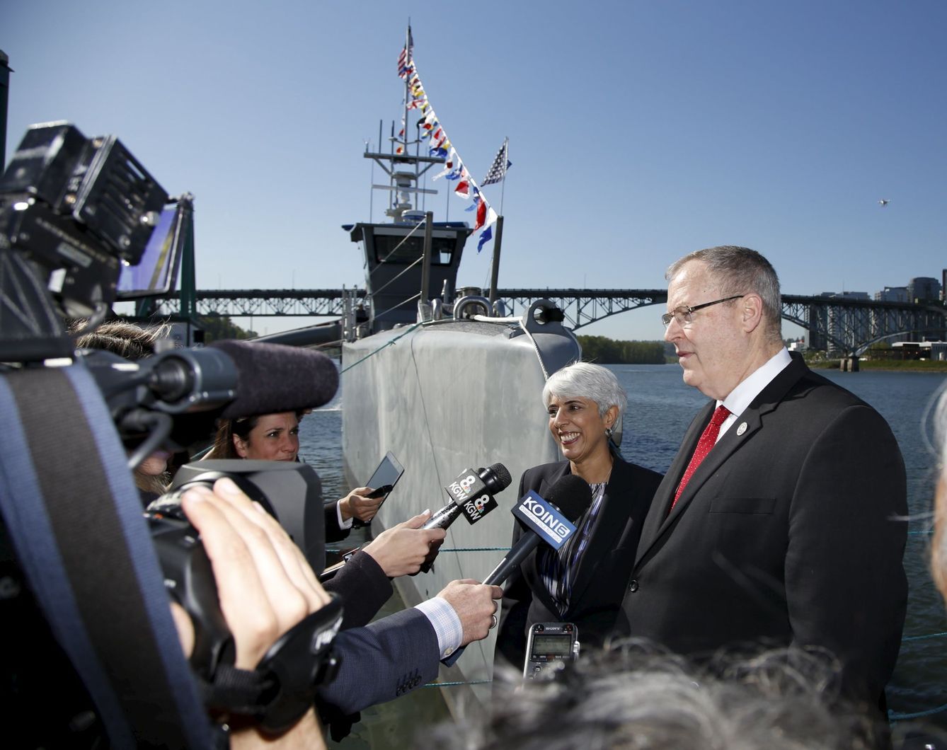 Robert Work junto al barco autónomo del ejército estadounidense desarrollado por DARPA 'Sea Hunter'. (Foto: Reuters)