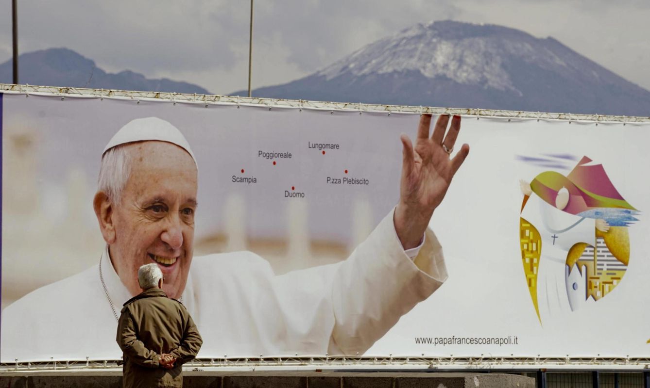 Un cartel anunciando la visita del Papa a Nápoles.