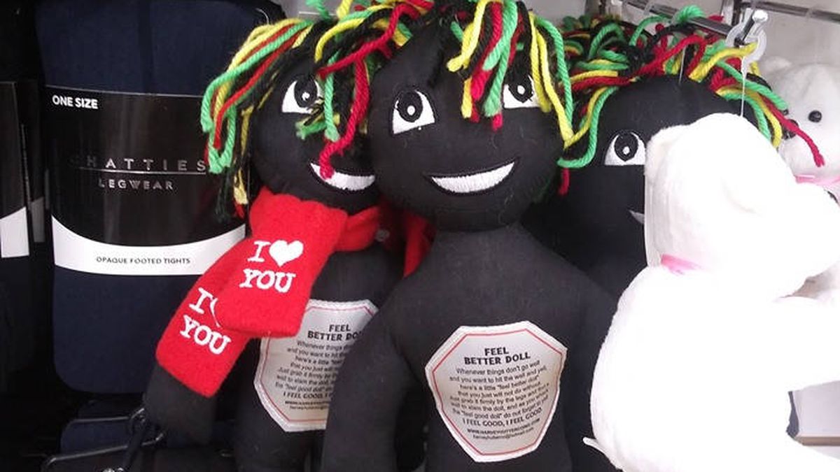 Retiran por racismo una muñeca negra diseñada para golpearla y reducir el estrés 