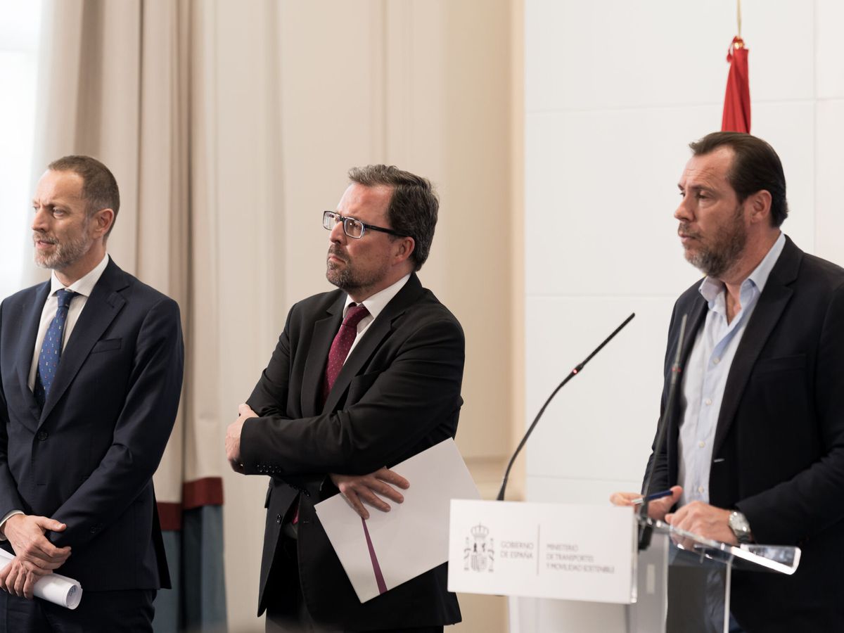 Foto: El presidente de ADIF, Ángel Contreras (izquierda), junto al ministro Óscar Puente (derecha) en una comparecencia reciente. (Europa Press/Diego Radamés)
