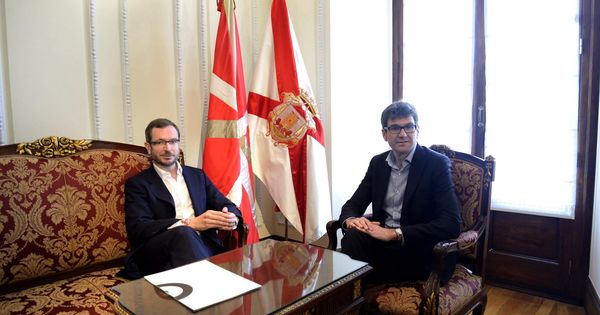 Foto: Maroto, a la izquierda, y Urtaran durante un encuentro en 2015 en el Ayuntamiento de Vitoria.