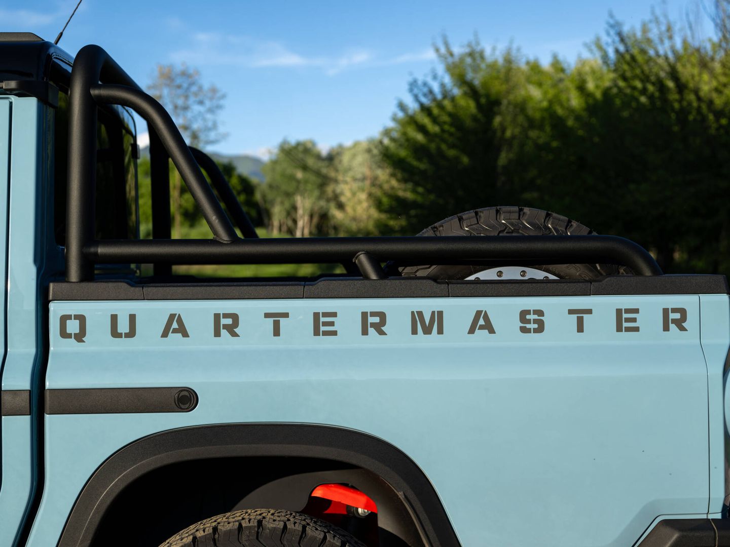 Quartermaster ya ocupa todo el largo de la caja. Y el coche se llama Grenadier Quartermaster.