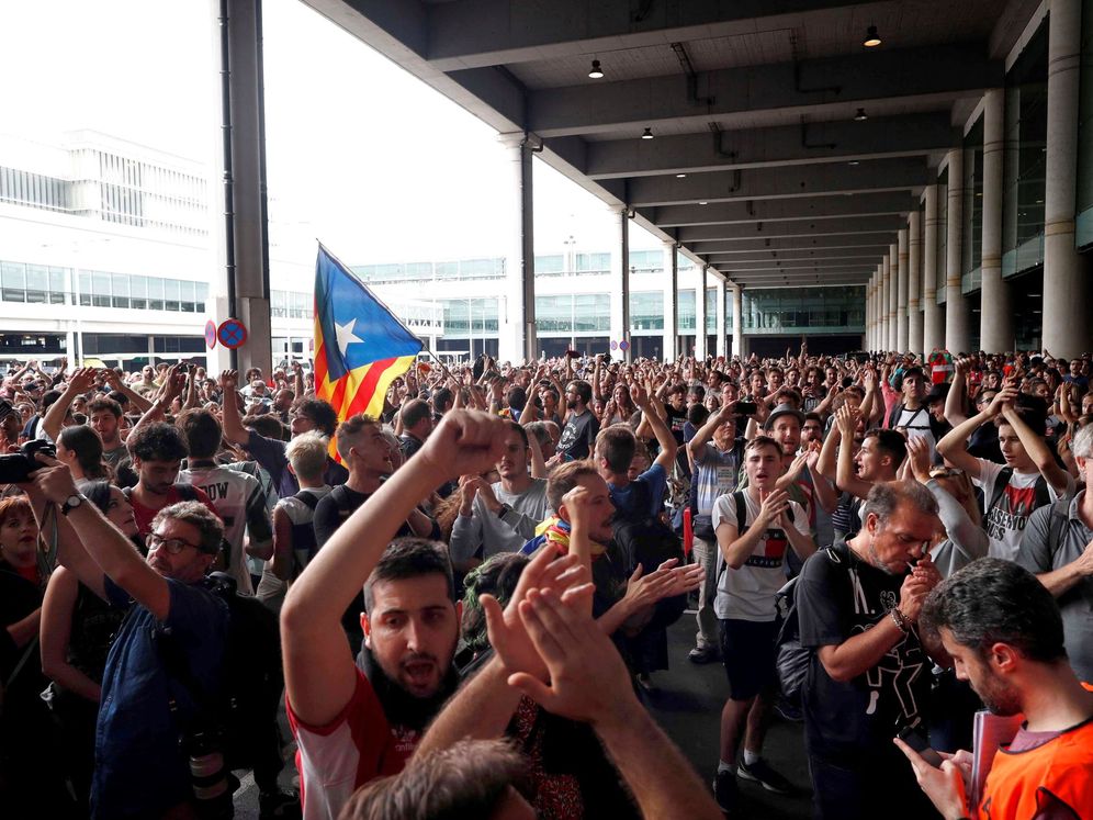 Foto: Activistas independentistas intentan paralizar el Aeropuerto del Prat. (EFE)