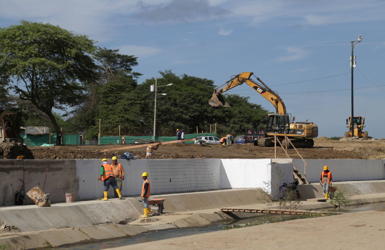 Trabajadores ecuatorianos construyen un muro en la frontera con Perú, en Aguas Verdes. (Reuters) 