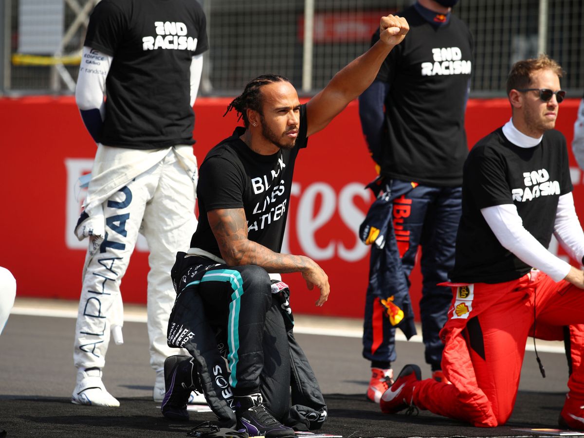 Foto: Lewis Hamilton y Sebastian Vettel, en un acto de protesta. (Reuters/Bryn Lennon) 