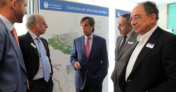 Foto: El alcalde de Alcobendas, Ignacio García de Vinuesa (en el centro), cuando presentó el proyecto de Los Carriles.