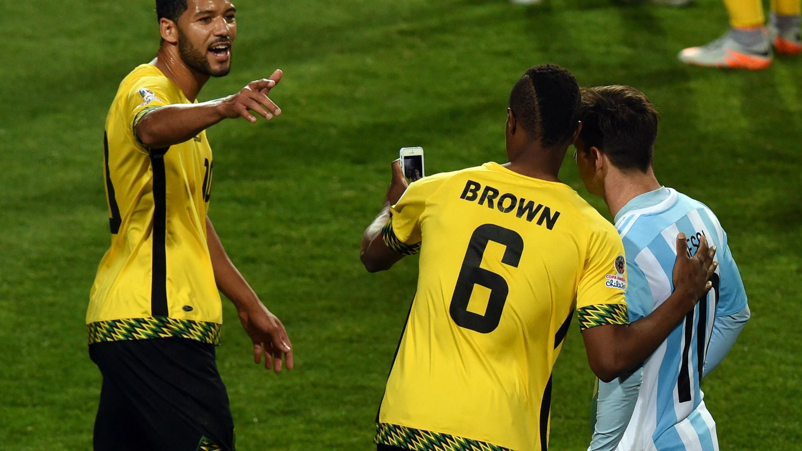 Foto: Momento en el que Brown se hace el 'selfie' con Messi.
