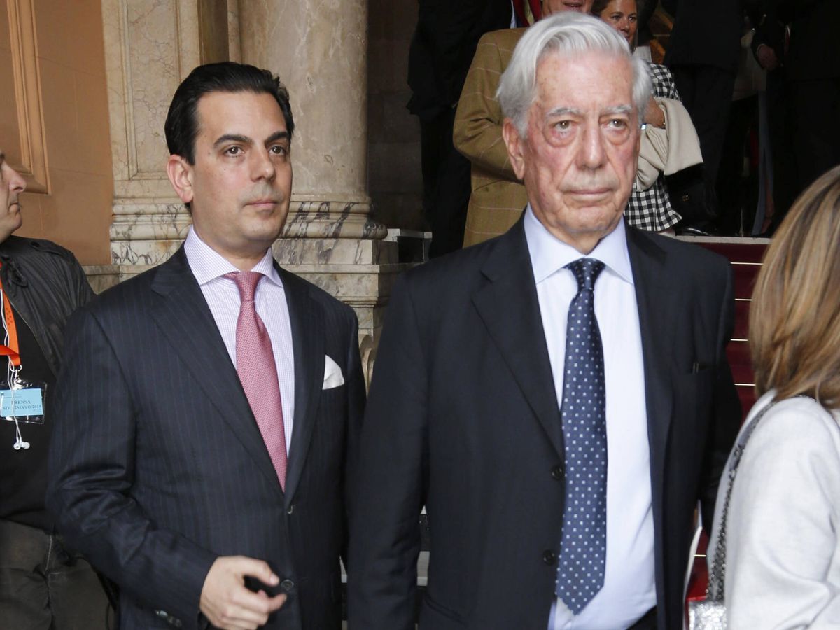 Foto: Mario Vargas Llosa, con su hijo Gonzalo en una imagen de archivo. (Gtres)