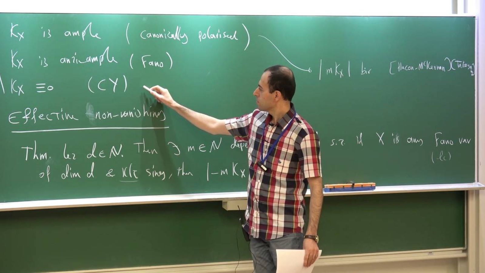 Foto: Birkar, dando clases en Cambridge (YouTube)