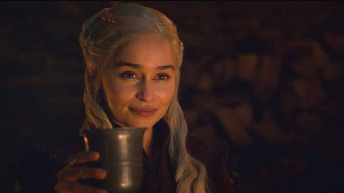 Daenerys, en su brindis en 'Juego de tronos'. (HBO)