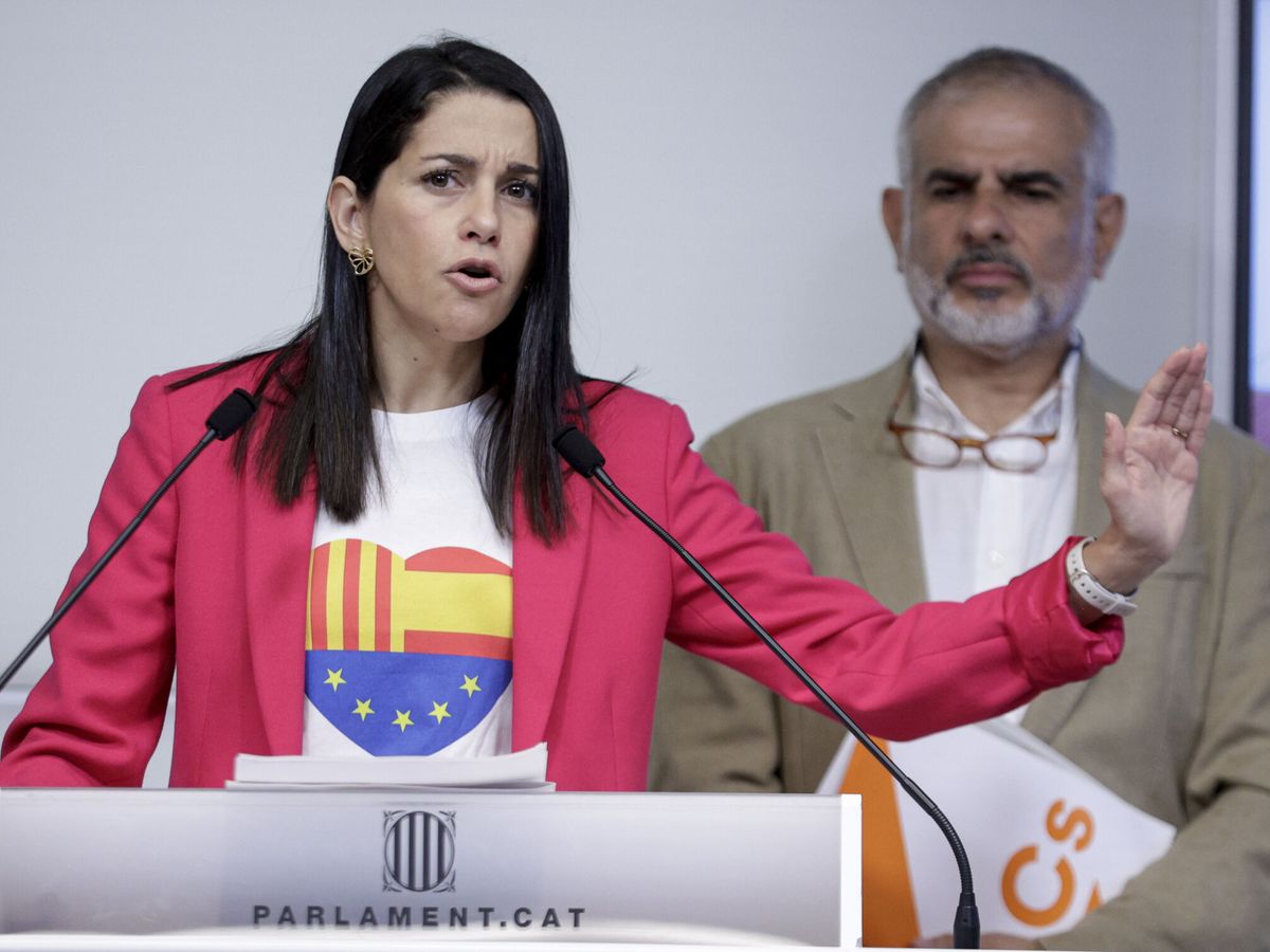 Foto: La presidenta de Ciudadanos, Inés Arrimadas (i), junto al líder del partido en el Parlament, Carlos Carrizosa (d). (EFE/Quique García)