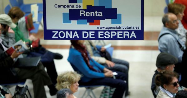 Foto: Ciudadanos esperan para ser atendidos en la delegación de Hacienda de Madrid. (EFE)