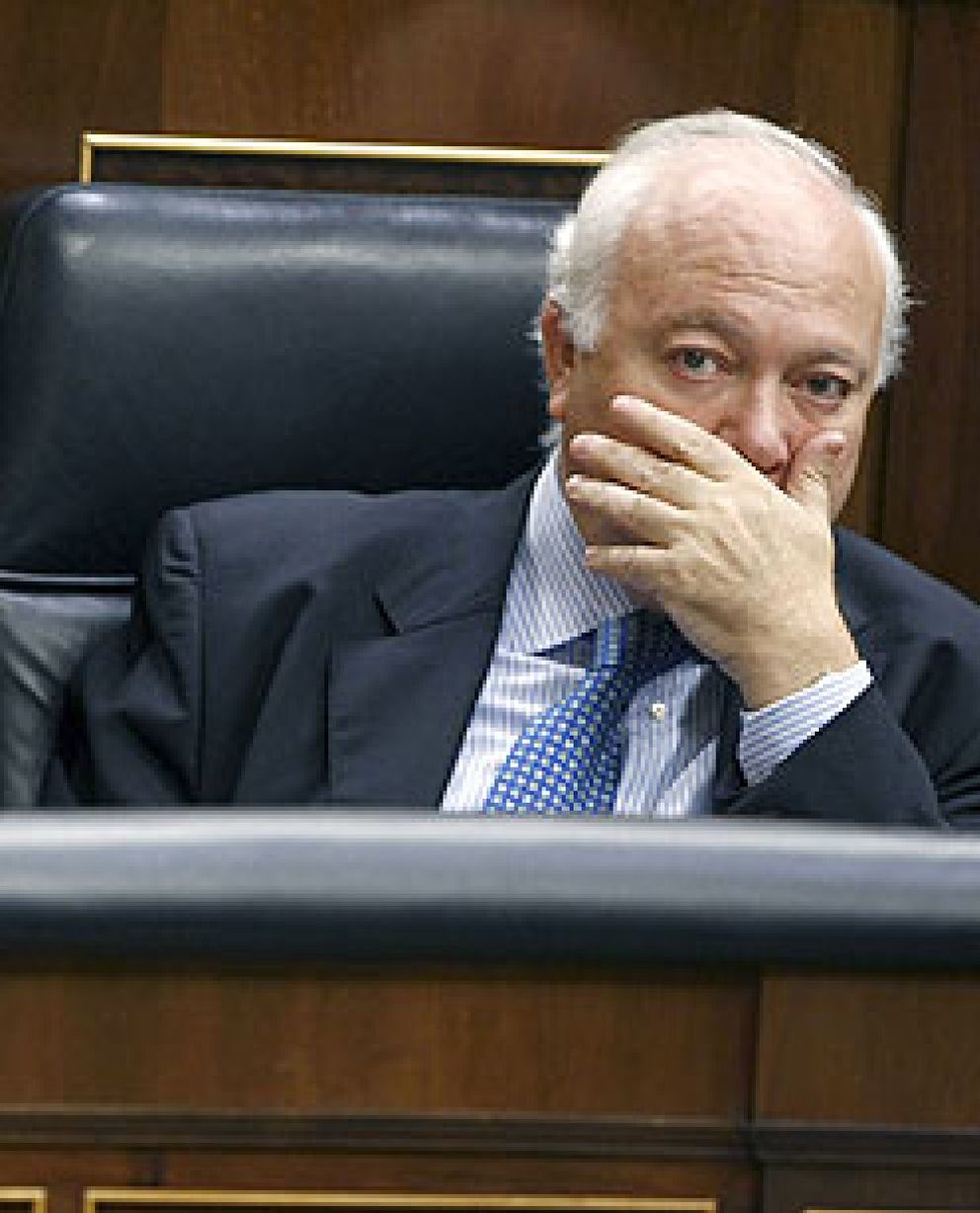 Foto: Moratinos rompe a llorar en su escaño al despedirse como ministro