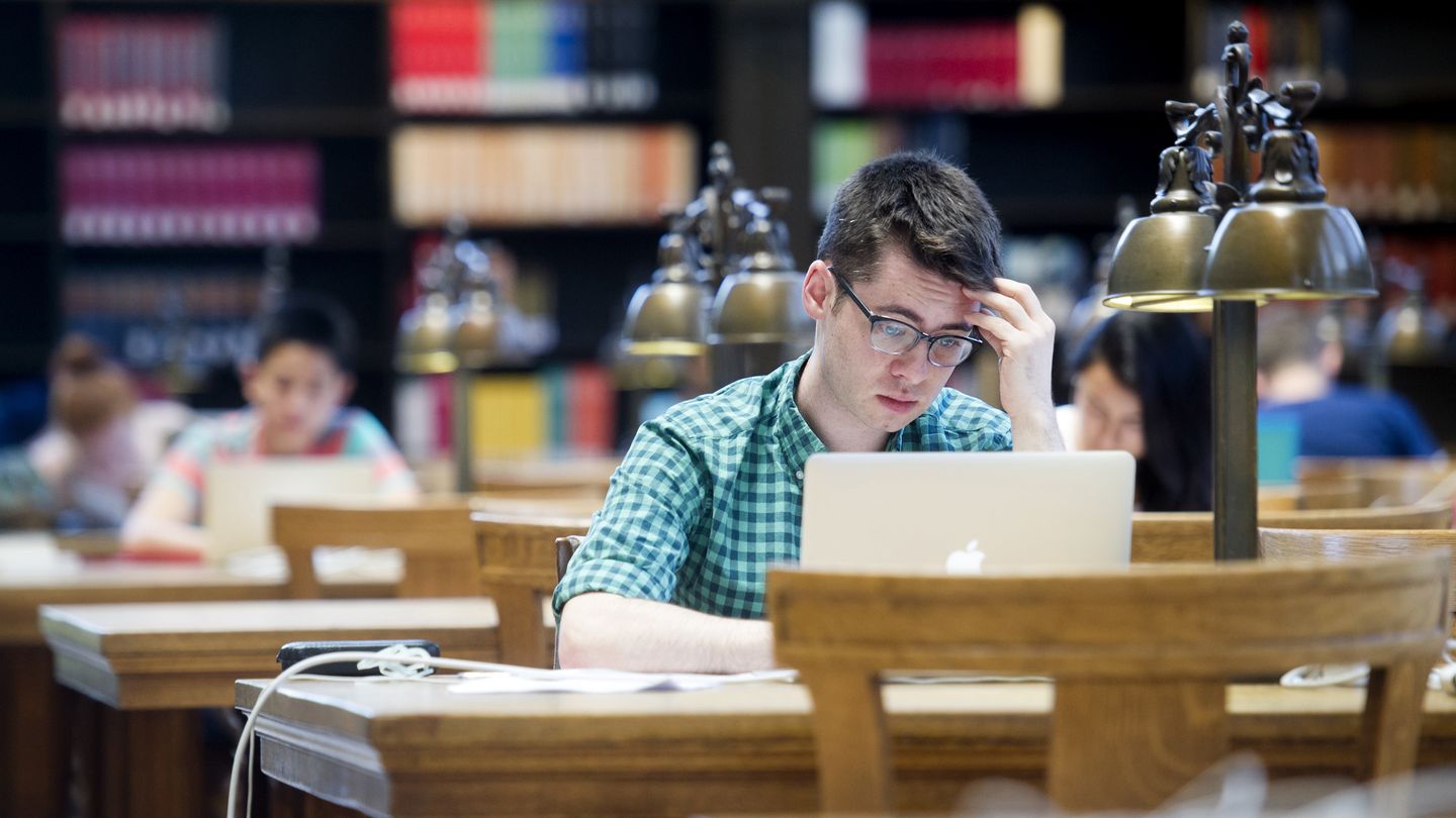 Un joven estadounidense en la biblioteca de Berkeley, en California (Reuters).