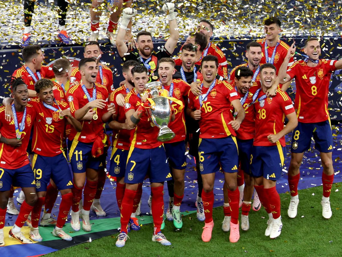 Foto: España levanta el título de campeón en Alemania. (EFE/EPA/Georgi Licovski)