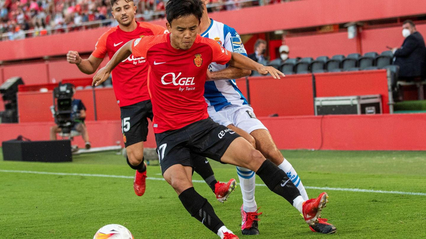 Kubo protege un balón en una acción en el partido entre el Mallorca y el Espanyol. (Efe)