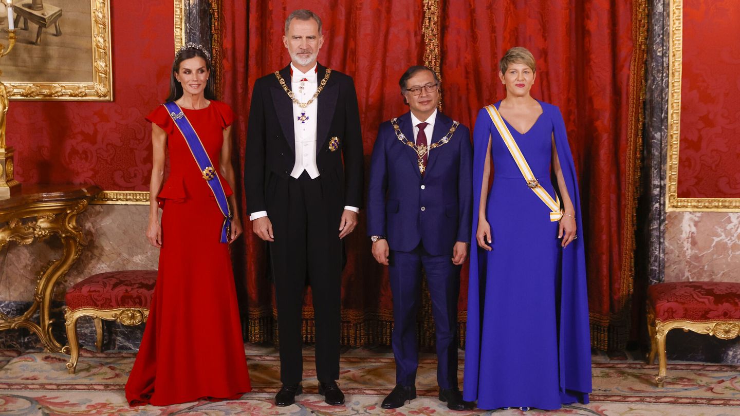 Los Reyes de España, acompañados por el presidente de Colombia y su mujer en la cena de gala celebrada en el Palacio Real de Madrid. (EFE)