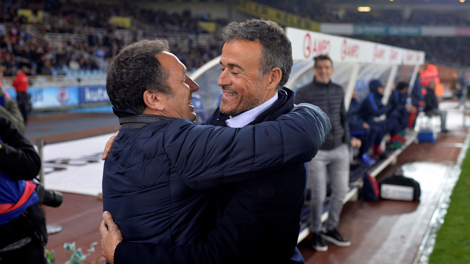 Foto: Luis Enrique y Eusebio se saludan antes del partido de Anoeta. (EFE)