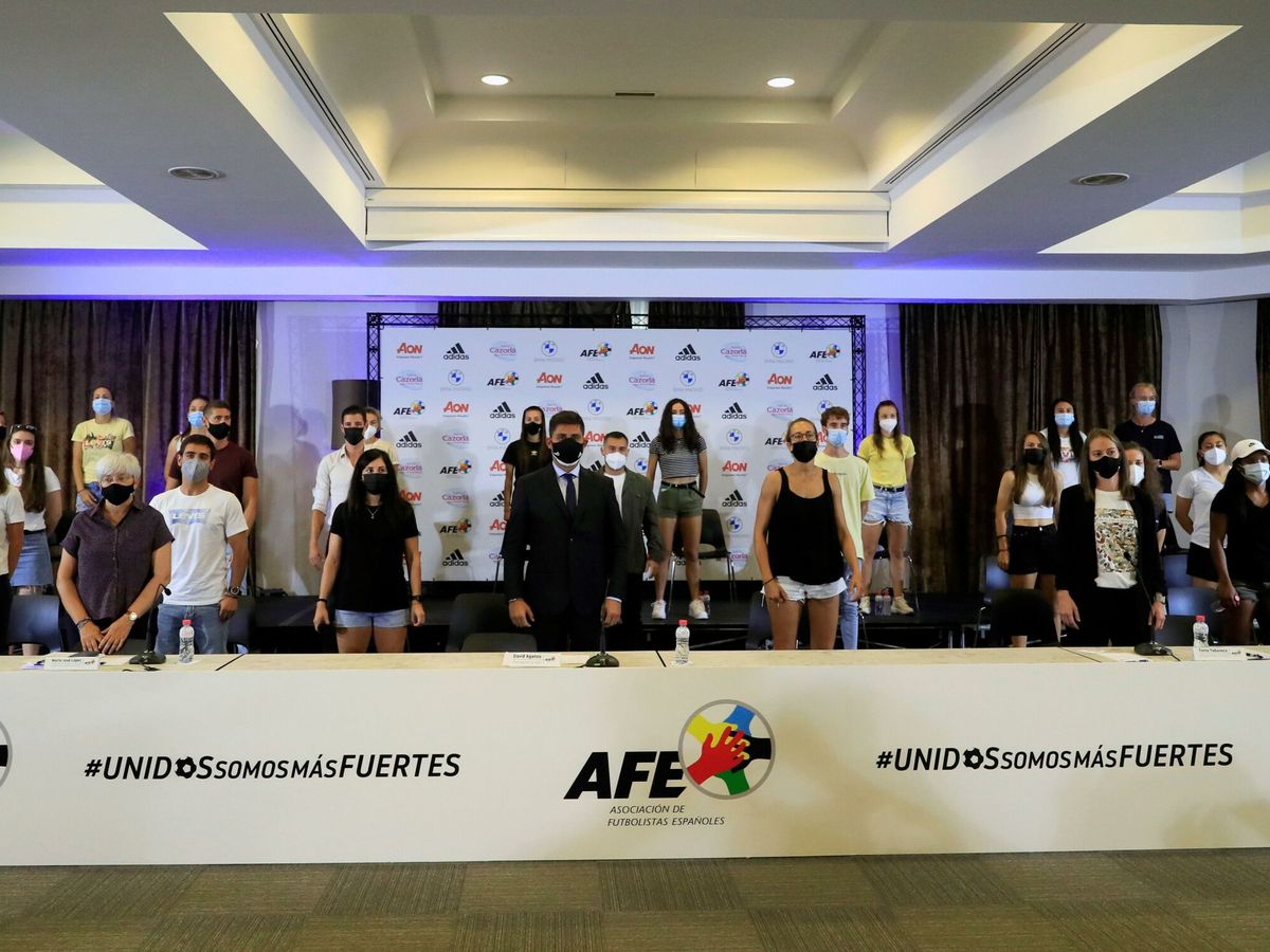 Foto: Rueda de prensa de las jugadoras del Rayo Vallecano Femenino junto a la AFE. (EFE)