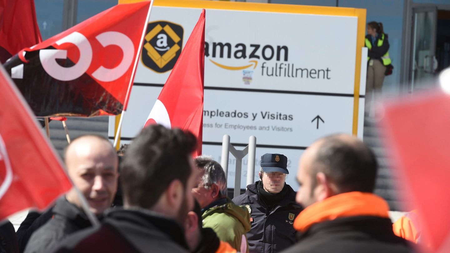 Trabajadores de Amazon, frente a la sede de la empresa en San Fernando de Henares en la primera jornada de huelga en España. (EFE)