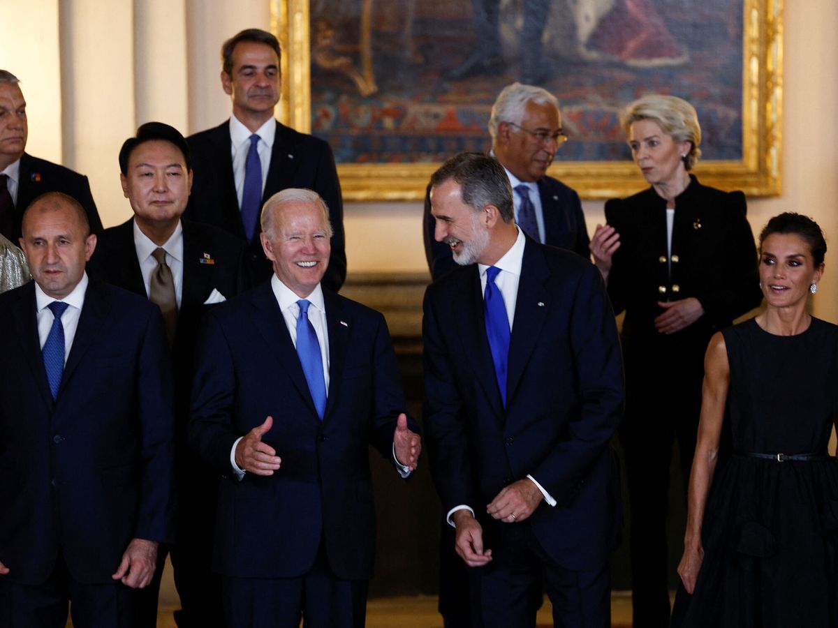 Foto: El presidente de Estados Unidos, Joe Biden, habla con el rey Felipe VI. (Reuters/ Susana Ver)