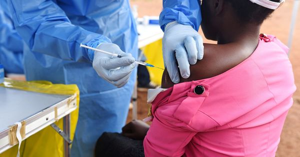 Foto: Administrar una vacuna contra el ébola en República Democrática de Congo. (Reuters)