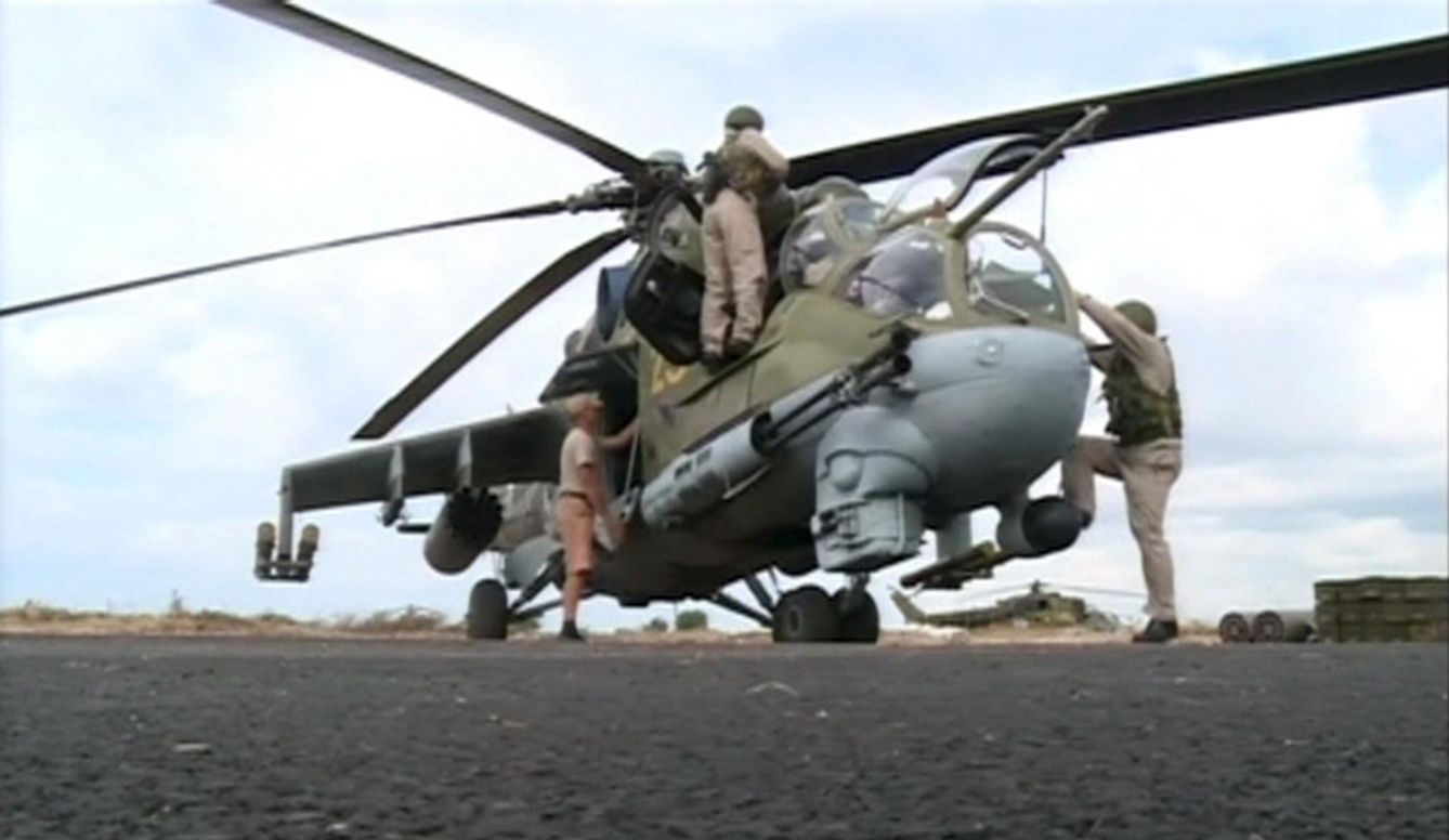 Imagen de un helicóptero de la fuerza aérea rusa en un aeródromo cerca de Latakia (Reuters).