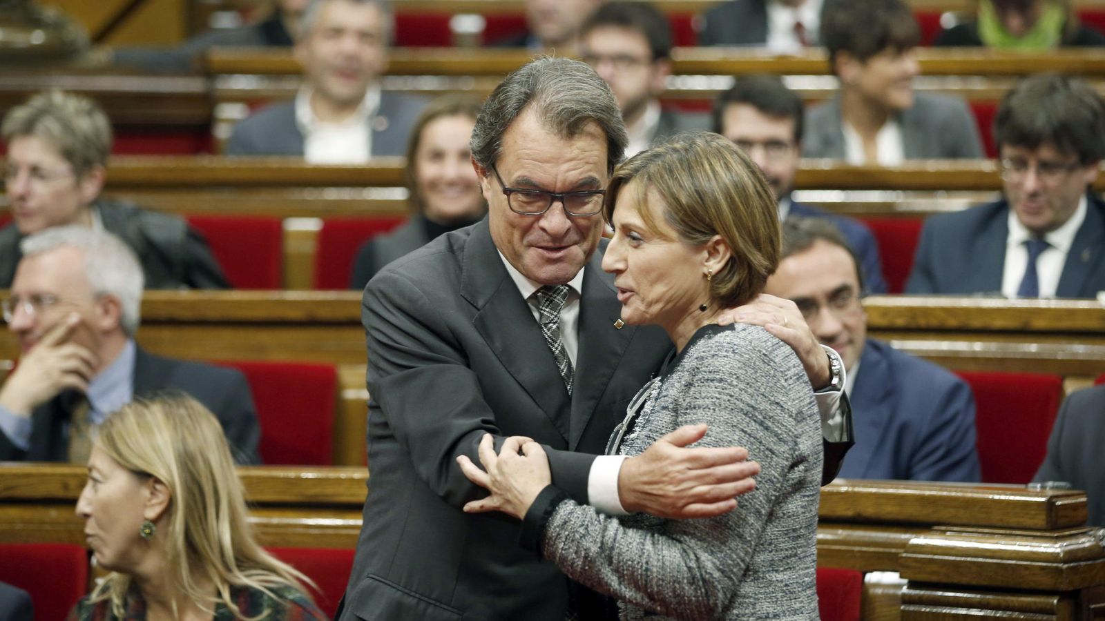 Foto: El expresidente de la Generalitat, Artur Mas, se abraza a la presidenta del Parlament, Carme Forcadell. (Efe) 