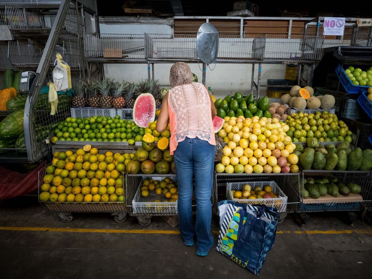 Foto: Una mujer comprando fruta. (EFE/Miguel Gutiérrez)